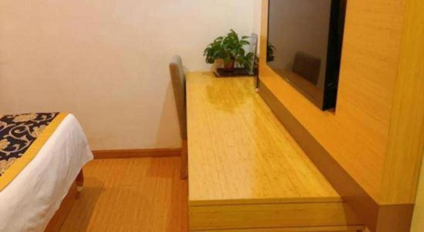 Greentree Fengxian District Xiaotang Metro Station Hotel 3*